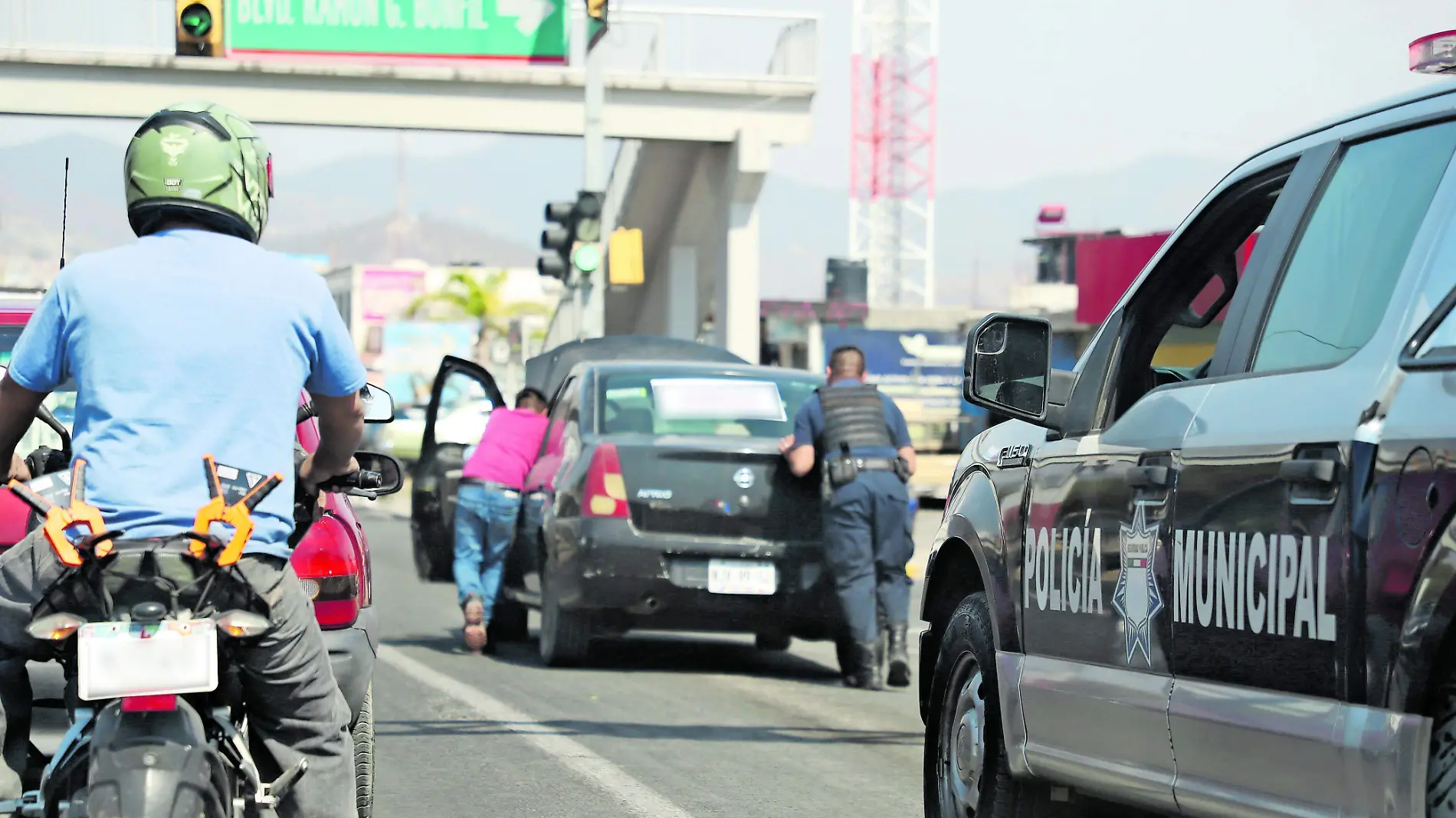 FOTONOTA F BEG (POLICIA AUXILIA A CONDUCTOR A EMPUJAR SU AUTO) (2)_CMYK